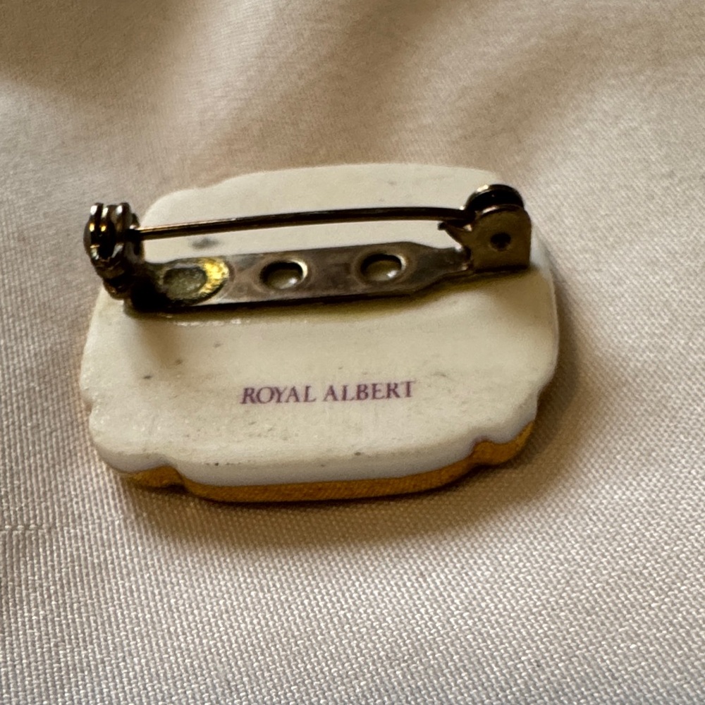 Royal Albert 100 Years Holyrood Maroon and Gold Vintage Brooch - Picture 6 of 7
